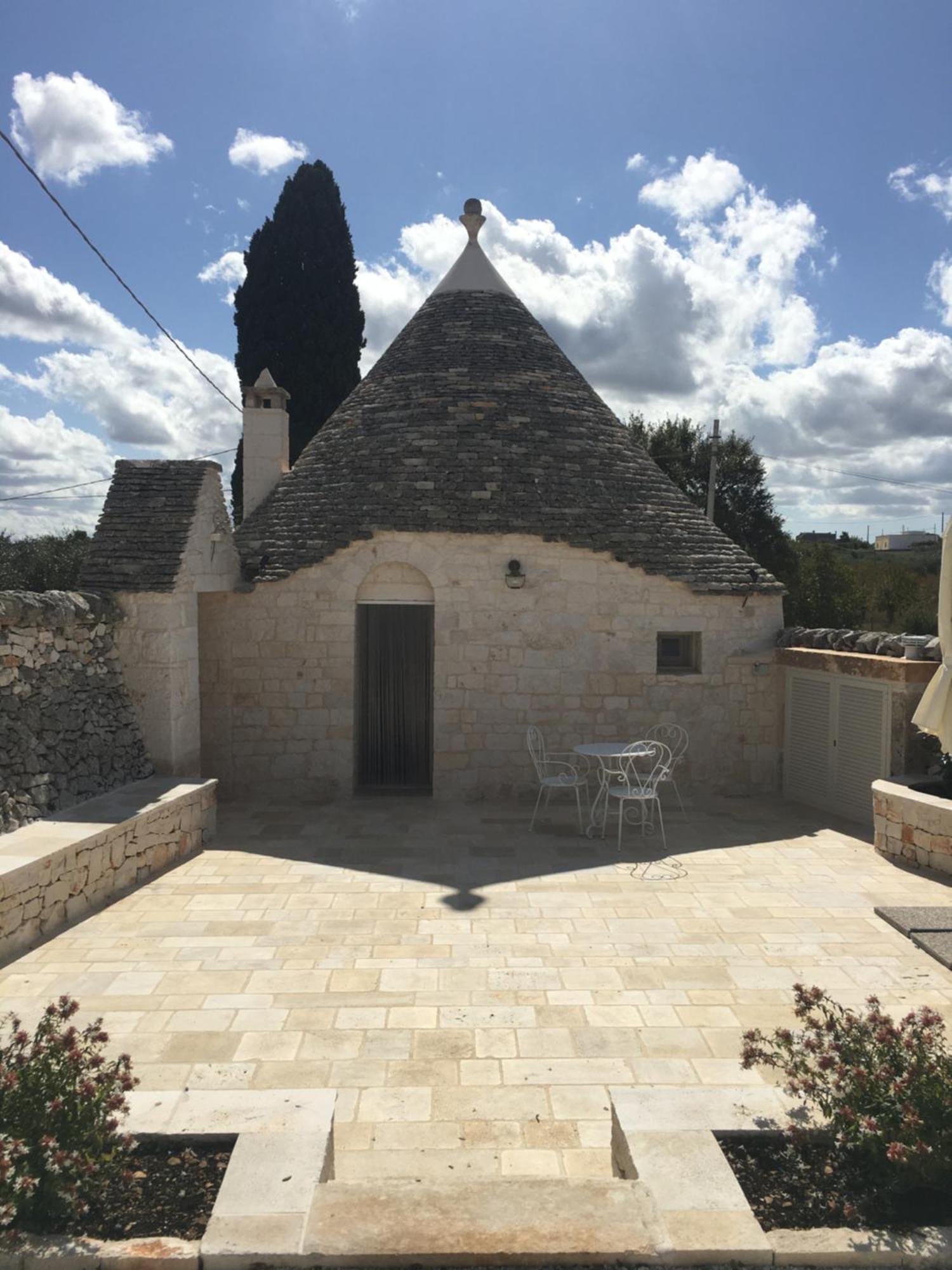 Trulli Le 2 Nicchie Villa โลโกโรตอนโด ภายนอก รูปภาพ