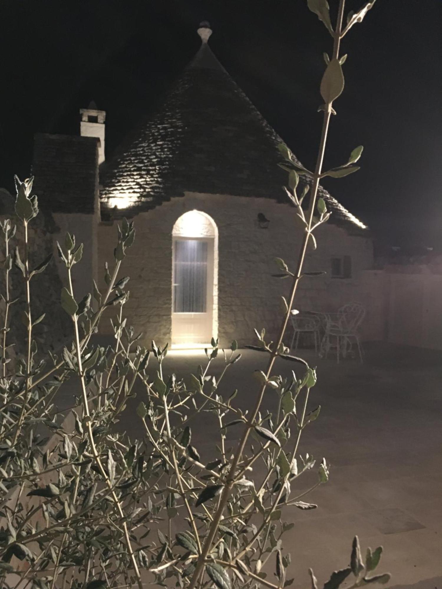 Trulli Le 2 Nicchie Villa โลโกโรตอนโด ภายนอก รูปภาพ