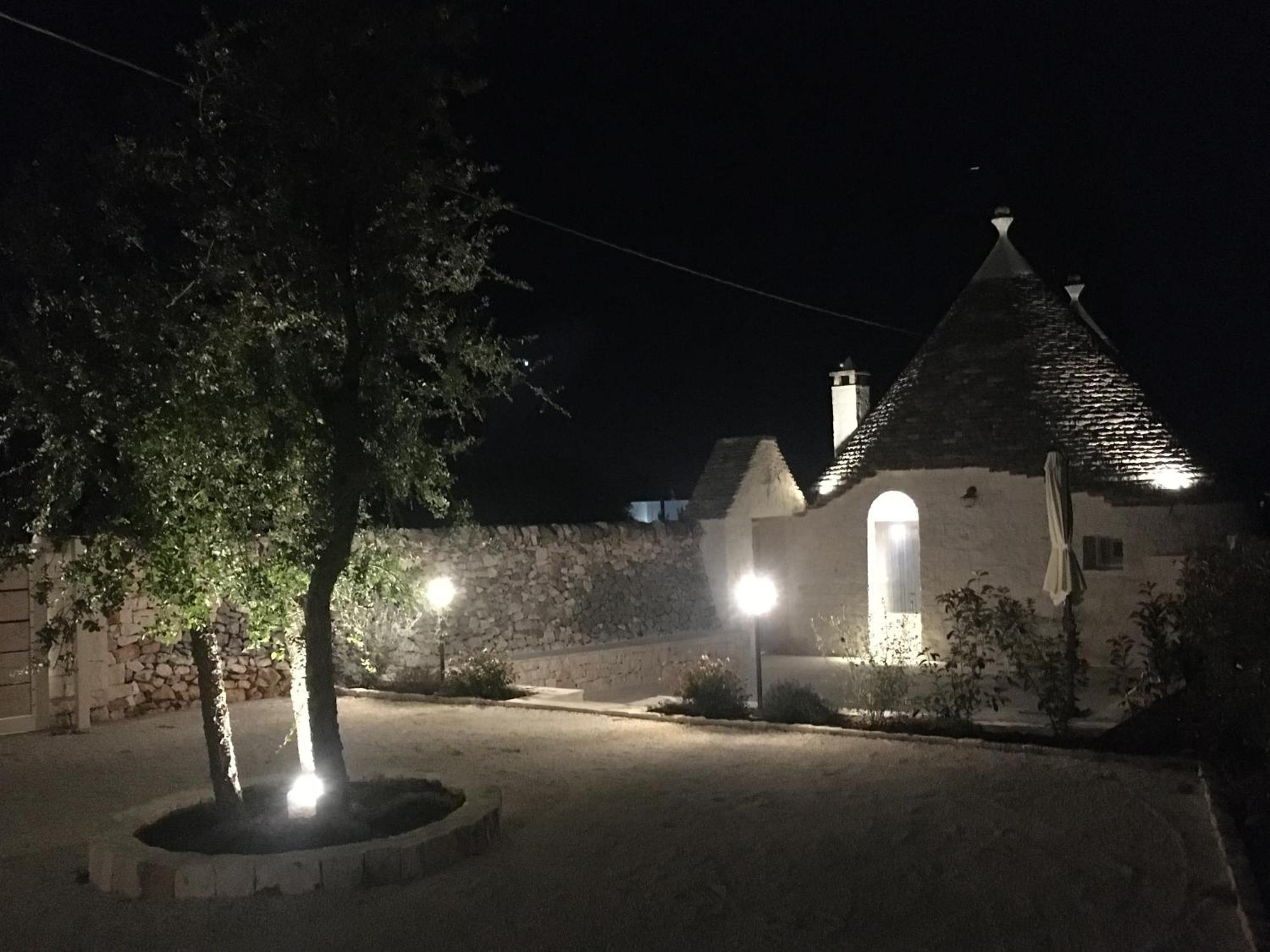 Trulli Le 2 Nicchie Villa โลโกโรตอนโด ภายนอก รูปภาพ
